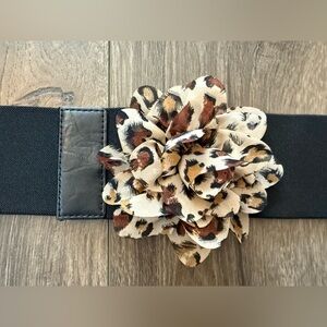 Betsey Johnson leopard/ cheetah print Flower Elastic Button Close belt size l/xl